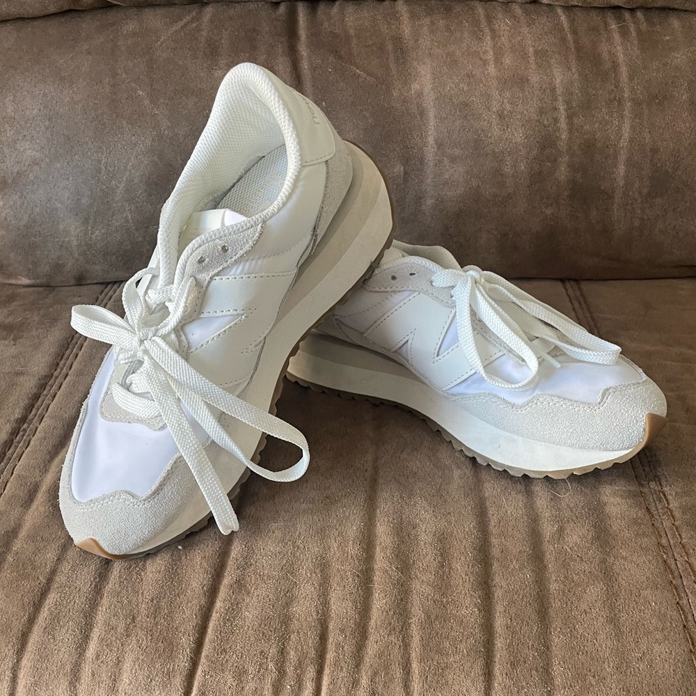New Balance 237 sneaker - womens. Grey/white